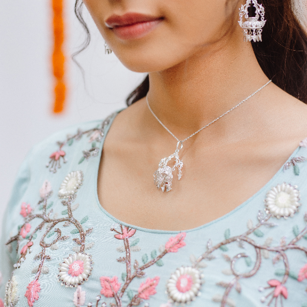Dalucha pendant