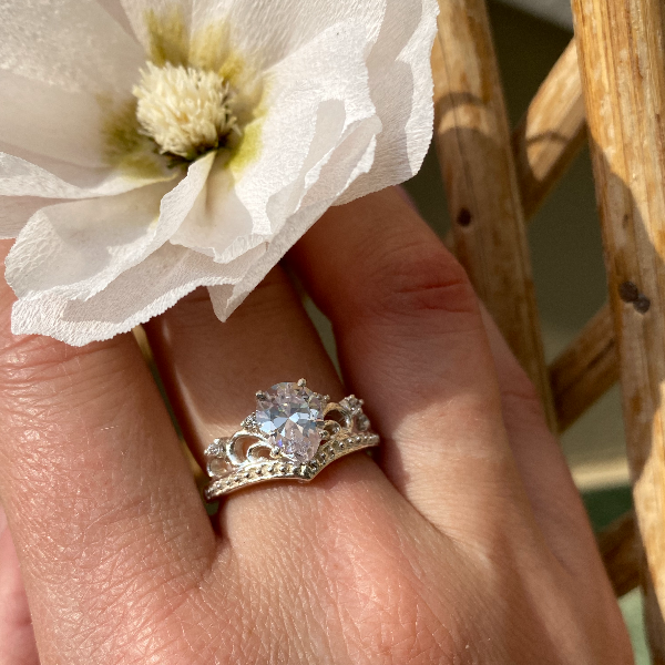 Crown ring (white)