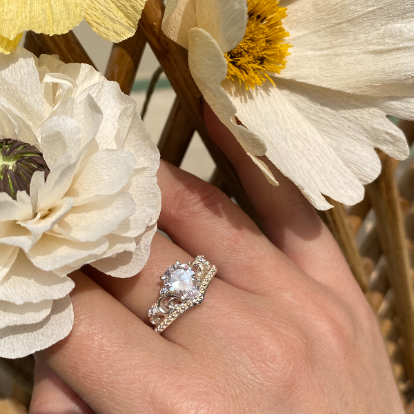 Crown ring (white)