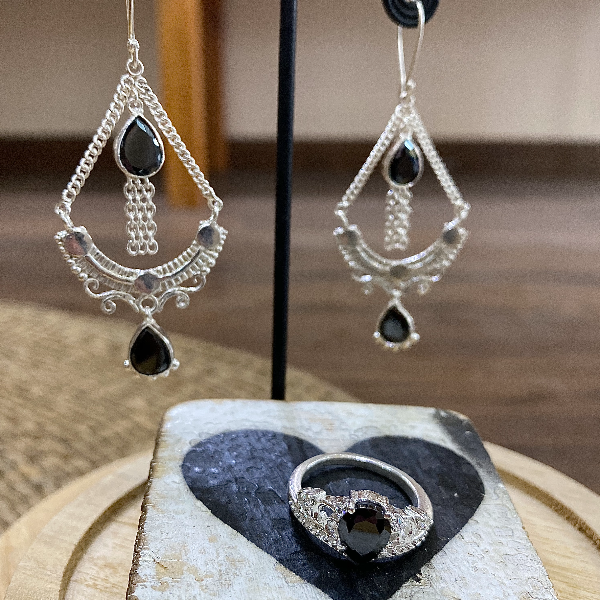 Teardrop danglers (black)