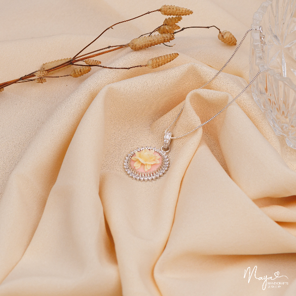 Cameo flower pendant